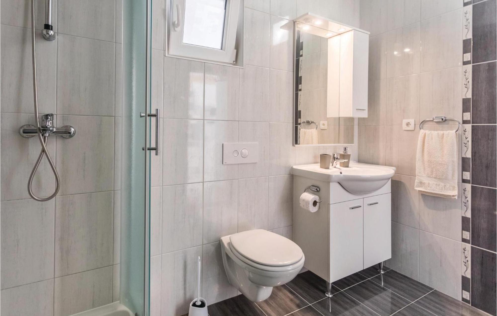 1 Bedroom Lovely Apartment In Komarna كليك المظهر الخارجي الصورة