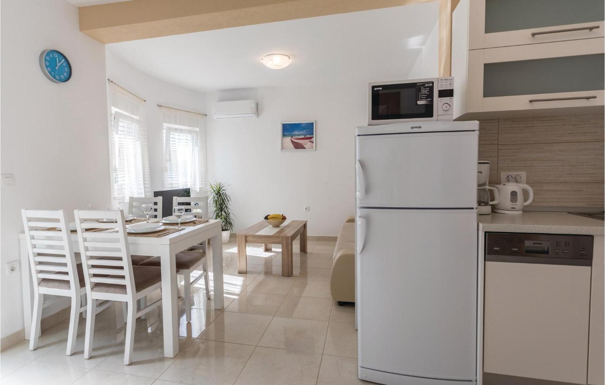 1 Bedroom Lovely Apartment In Komarna كليك المظهر الخارجي الصورة