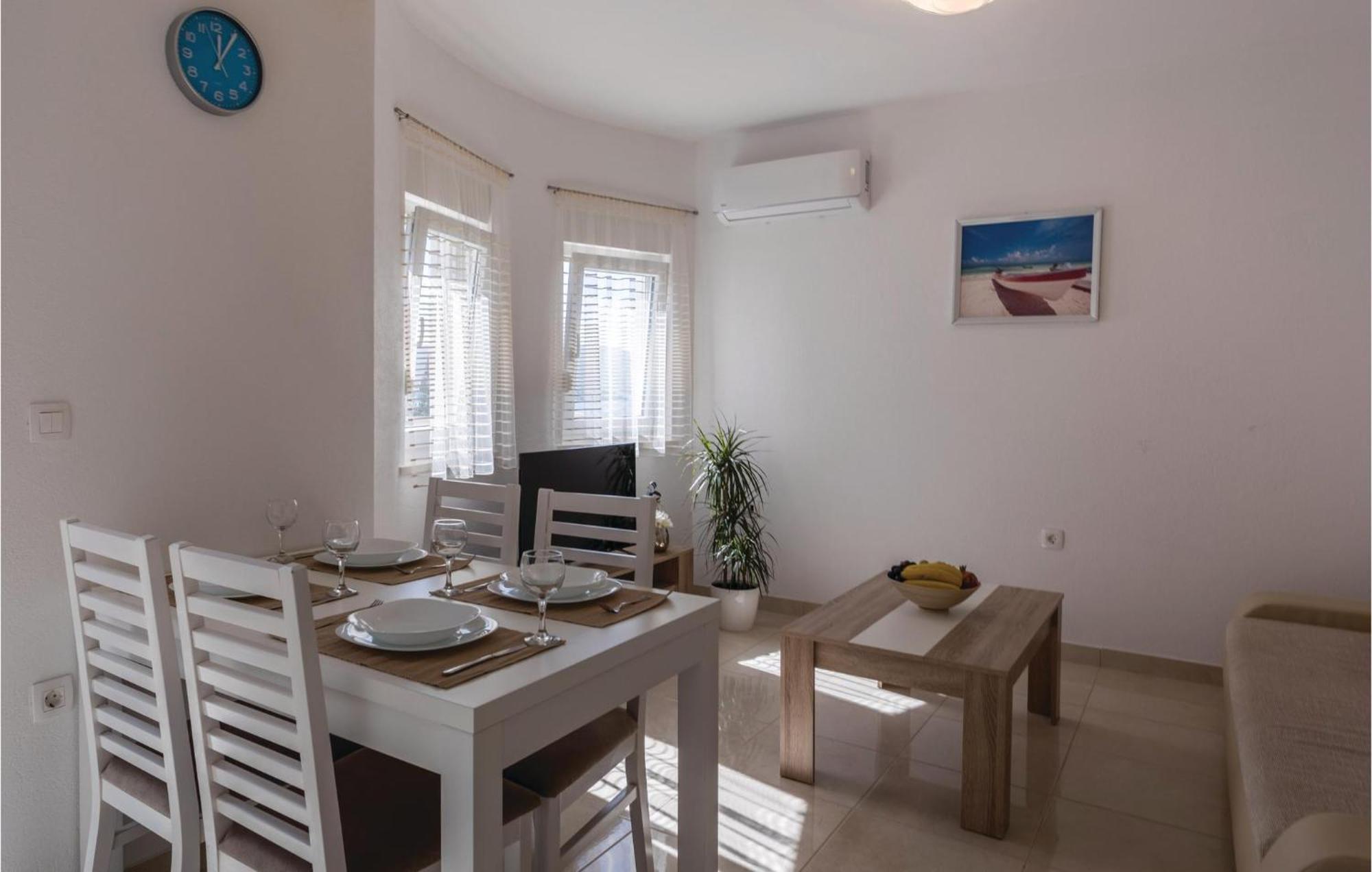 1 Bedroom Lovely Apartment In Komarna كليك المظهر الخارجي الصورة